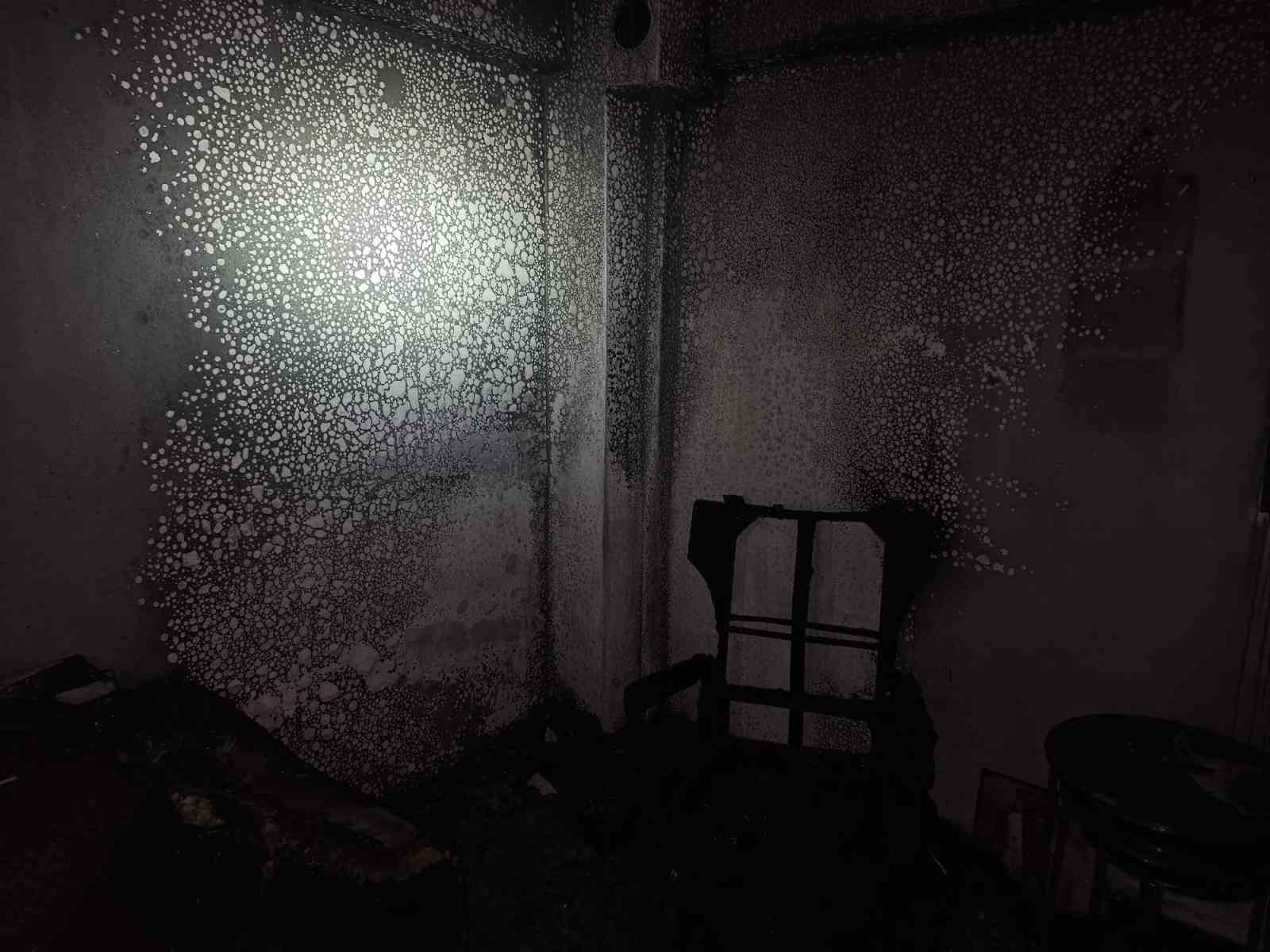 Bandırma’da ev yangını: 6 kişi tahliye edildi
