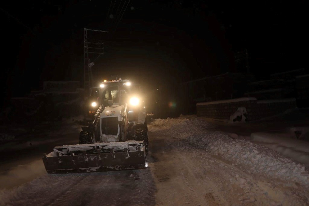 Başkan Çolakbayrakdar: "Bereketle gelen kar yağışına karşı çalışmalar aralıksız sürüyor"
