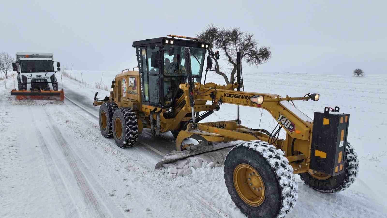 Başkan Çolakbayrakdar: "Bereketle gelen kar yağışına karşı çalışmalar aralıksız sürüyor"
