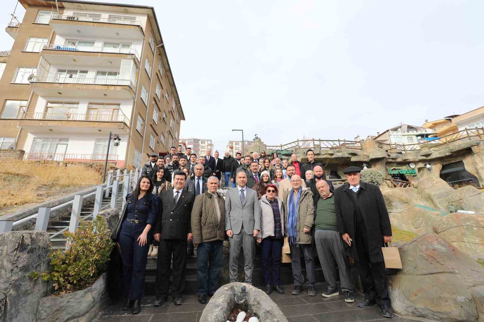 Başkan Özdemir: "Gazeteciler en özel günlerinde bile mesleklerini bırakamıyor"
