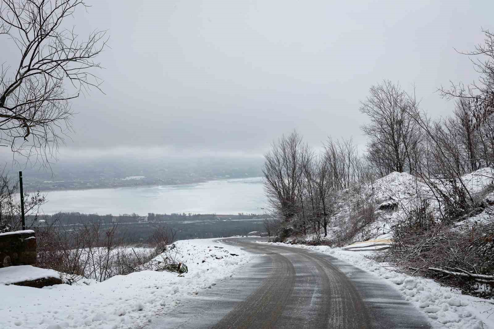 Beyaz örtü Sapanca Gölü’nü besleyen derelere can oldu
