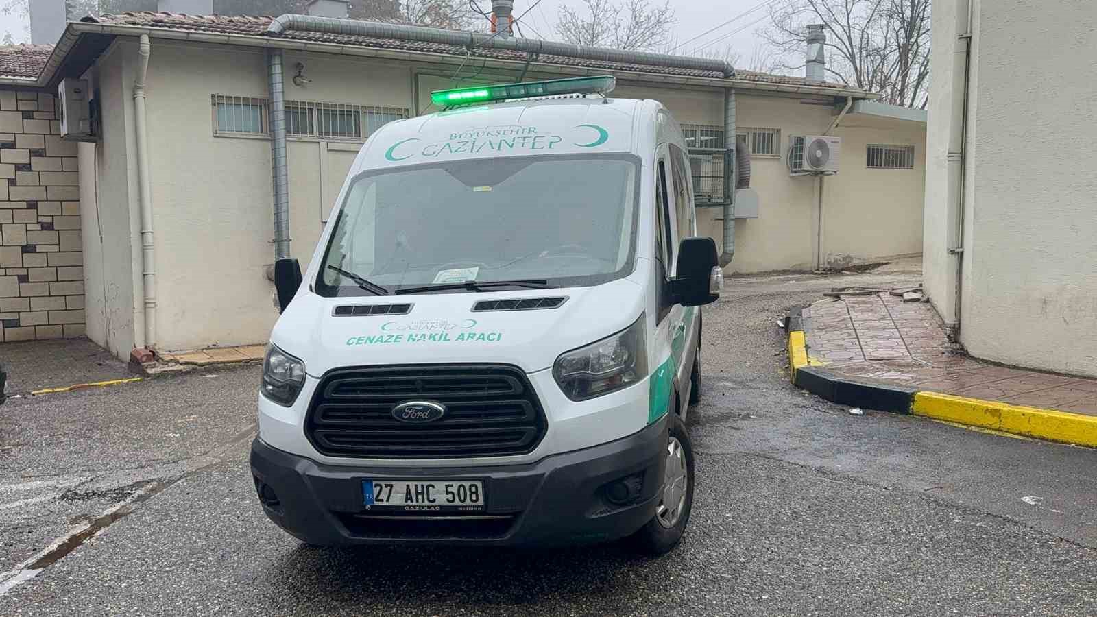 Bıçaklı kavgada öldürülen gencin cenazesi yakınlarına teslim edildi
Bıçaklı kavgada öldürülen gencin cenazesi yakınlarına teslim edildi