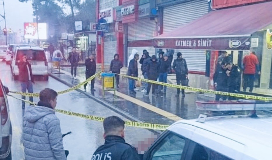 Bıçaklı kavgada öldürülen gencin cenazesi yakınlarına teslim edildi
Bıçaklı kavgada öldürülen gencin cenazesi yakınlarına teslim edildi