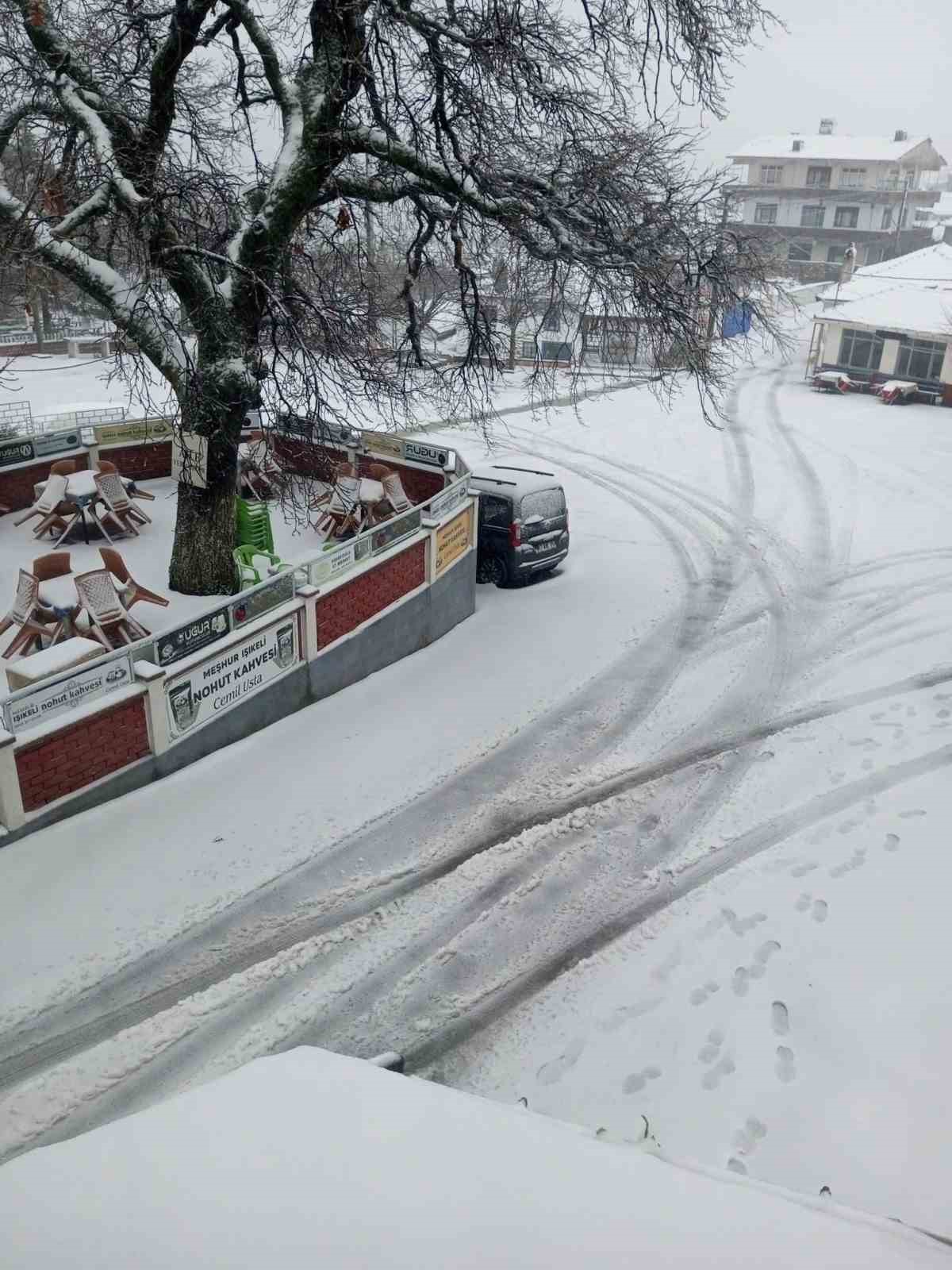 Biga’da karla kaplanan 2 köy yolu açıldı
