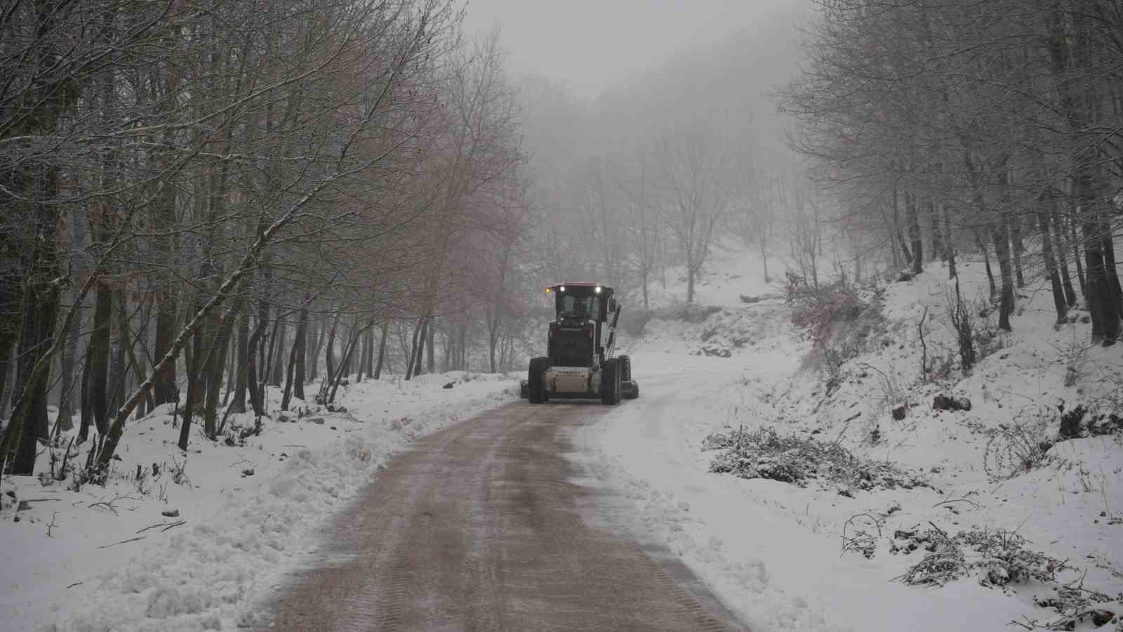 Biga’da karla kaplanan 2 köy yolu açıldı

