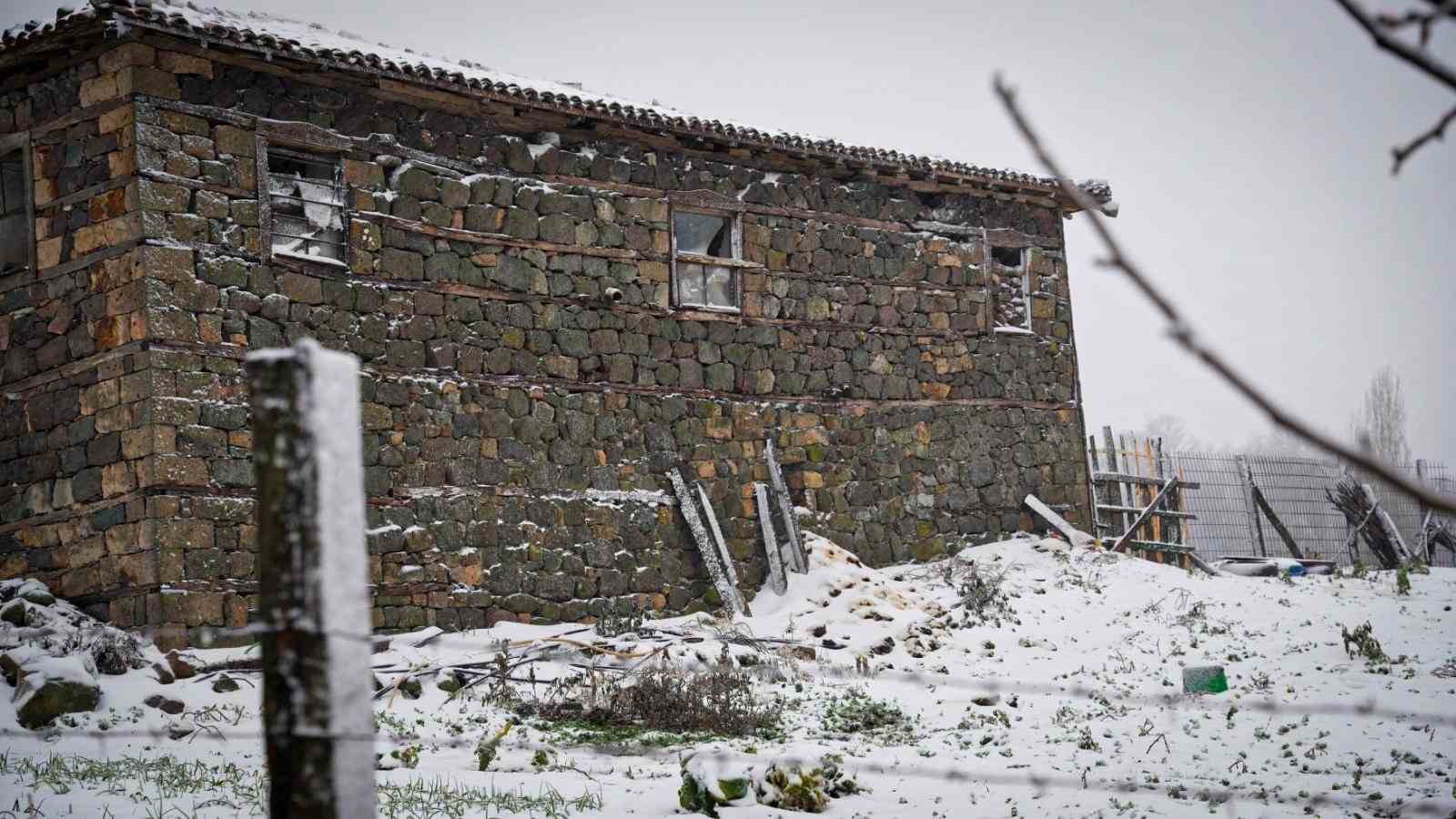 Biga’da karla kaplanan 2 köy yolu açıldı
