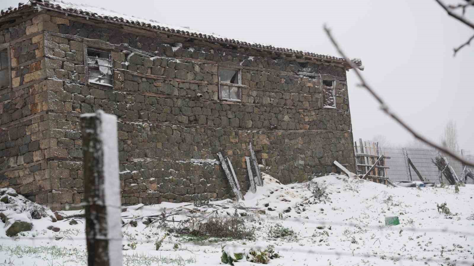 Biga’da karla kaplanan 2 köy yolu açıldı
