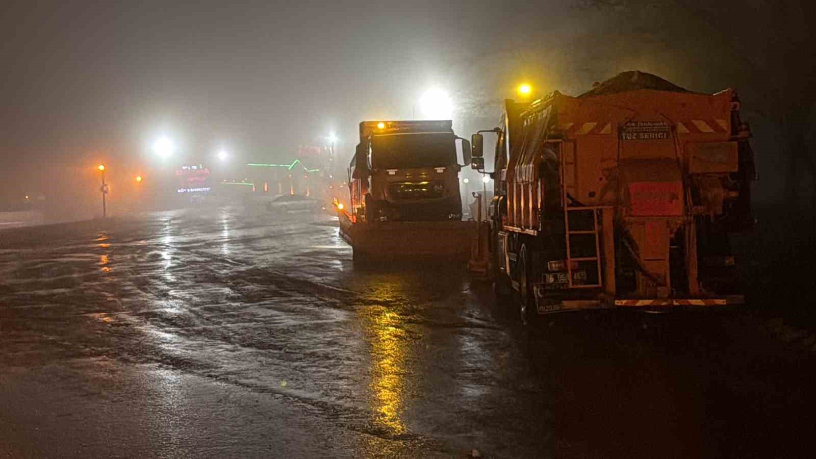Bolu Dağı’nda sis ve sağanak yağış etkili: Karayolları ekipleri teyakkuzda
