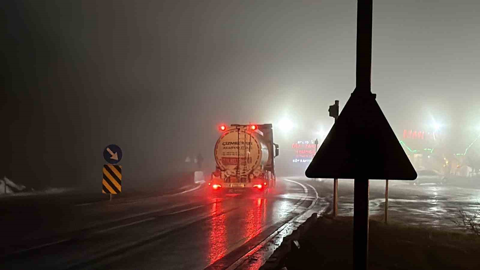 Bolu Dağı’nda sis ve sağanak yağış etkili: Karayolları ekipleri teyakkuzda
