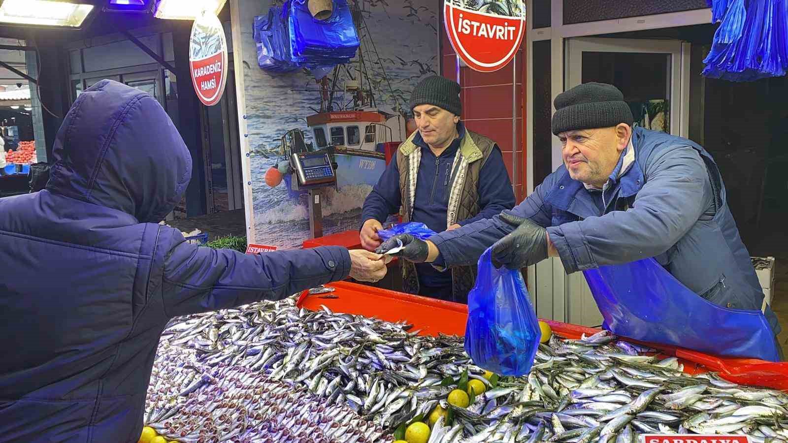 Bolu’da balık tezgahlarını fırtına vurdu
