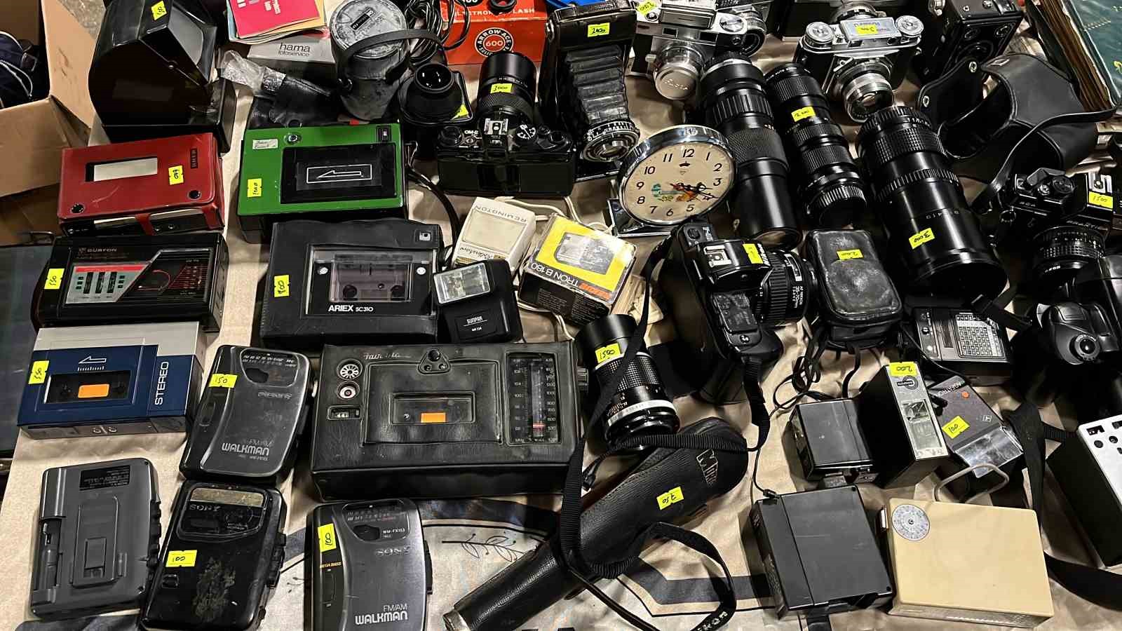 Bu pazarda tezgahtakiler geçmişe götürüyor
