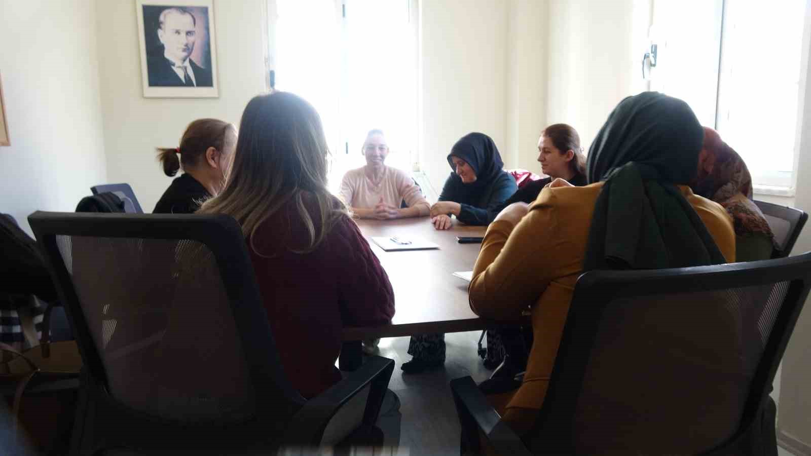 Burdur Aile Akademisi’nde aile içi iletişim ve şiddetle mücadele eğitimleri aralıksız sürüyor
