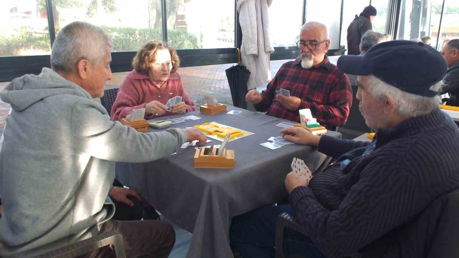 Burhaniye’ de briç turnuvaları devam ediyor
