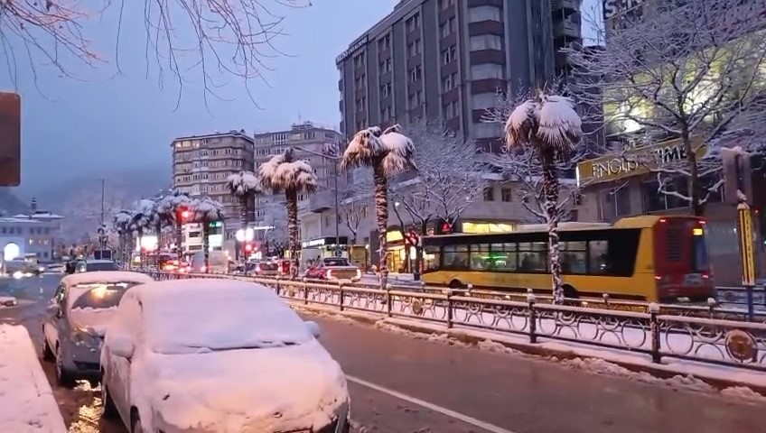 Bursa sabaha beyaz örtüyle uyandı..Ulaşımda aksamalar yaşandı
