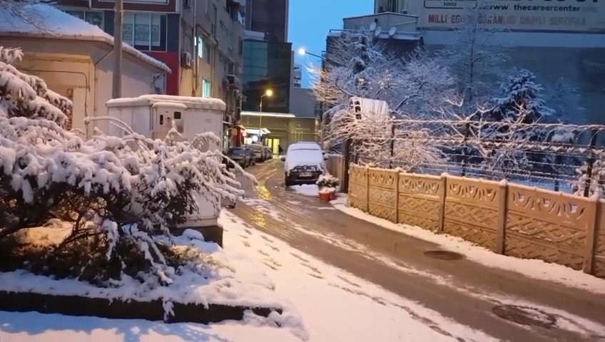 Bursa sabaha beyaz örtüyle uyandı..Ulaşımda aksamalar yaşandı
