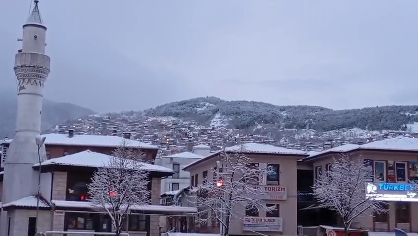 Bursa sabaha beyaz örtüyle uyandı..Ulaşımda aksamalar yaşandı
