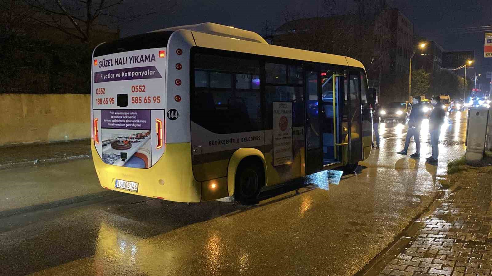 Bursa’da halk minibüsü anne ve kızına çarptı: 2 yaralı
Bursa’da halk minibüsü anne ve kızına çarptı: 2 yaralı