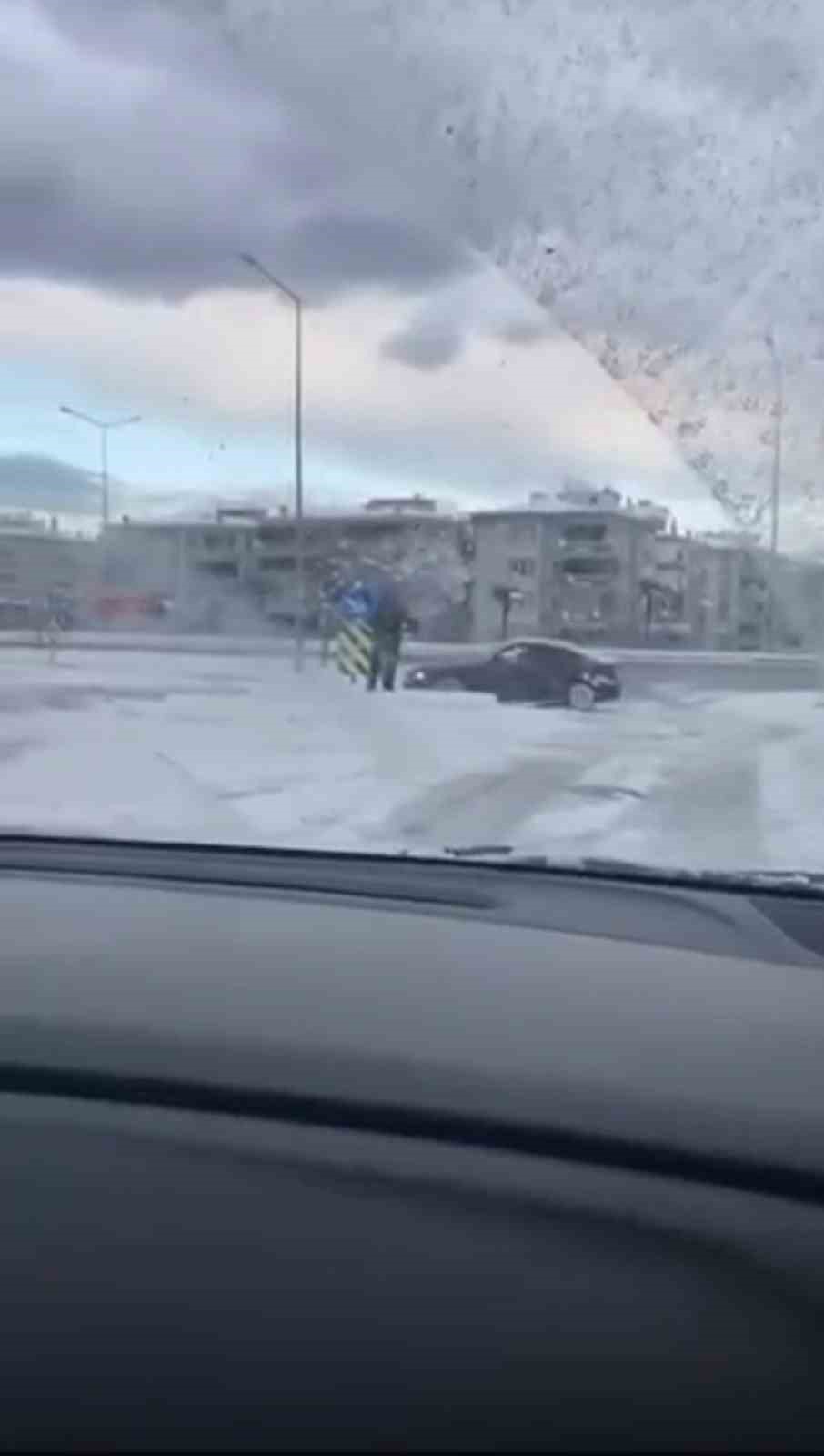 Bursa’da kar yağışını fırsat bildi, kavşakta drift attı
