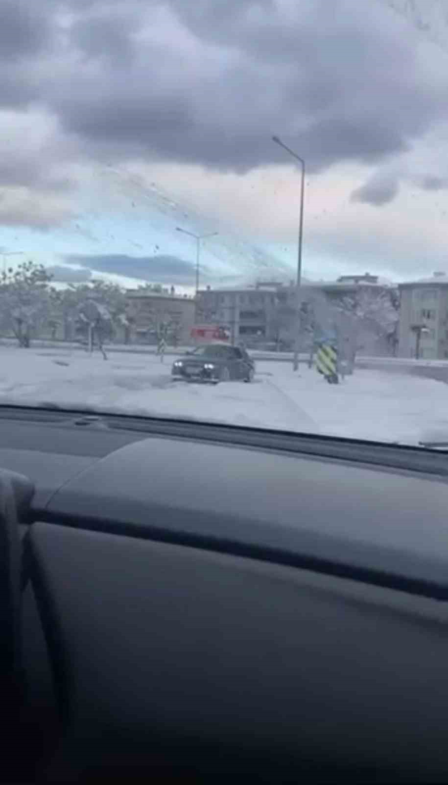 Bursa’da kar yağışını fırsat bildi, kavşakta drift attı
