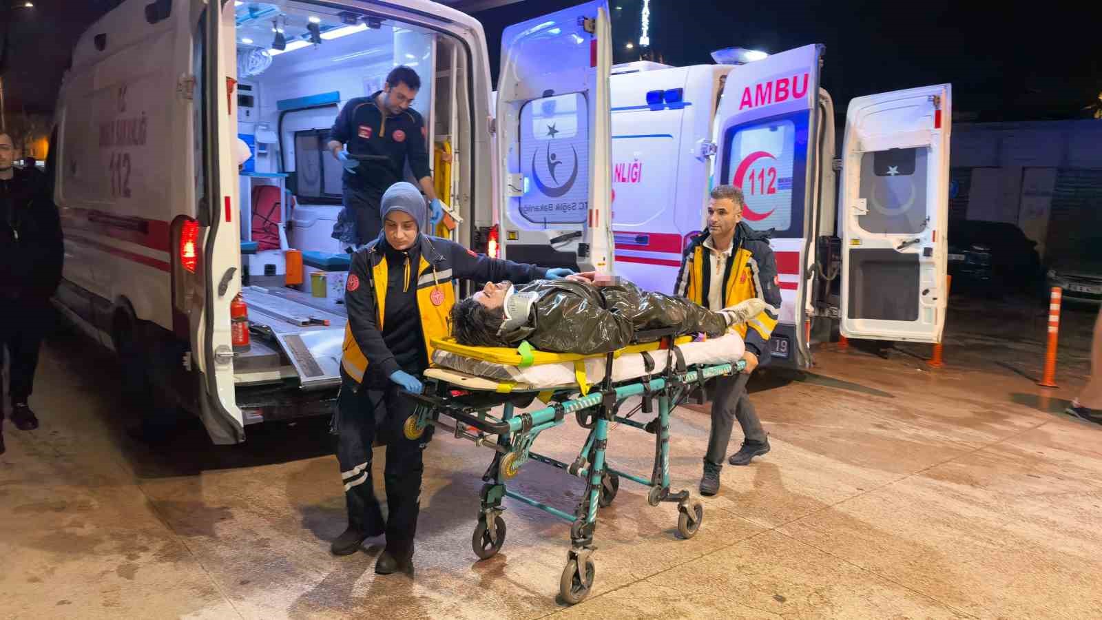 Bursa’da motosiklet yayalara çarptı: 1’i ağır 2 yaralı
