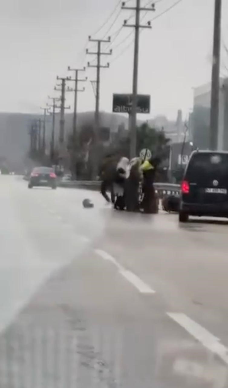 Bursa’da tartıştığı kuryeyi dövdü: O anlar kameraya yansıdı
Bursa’da tartıştığı kuryeyi dövdü: O anlar kameraya yansıdı