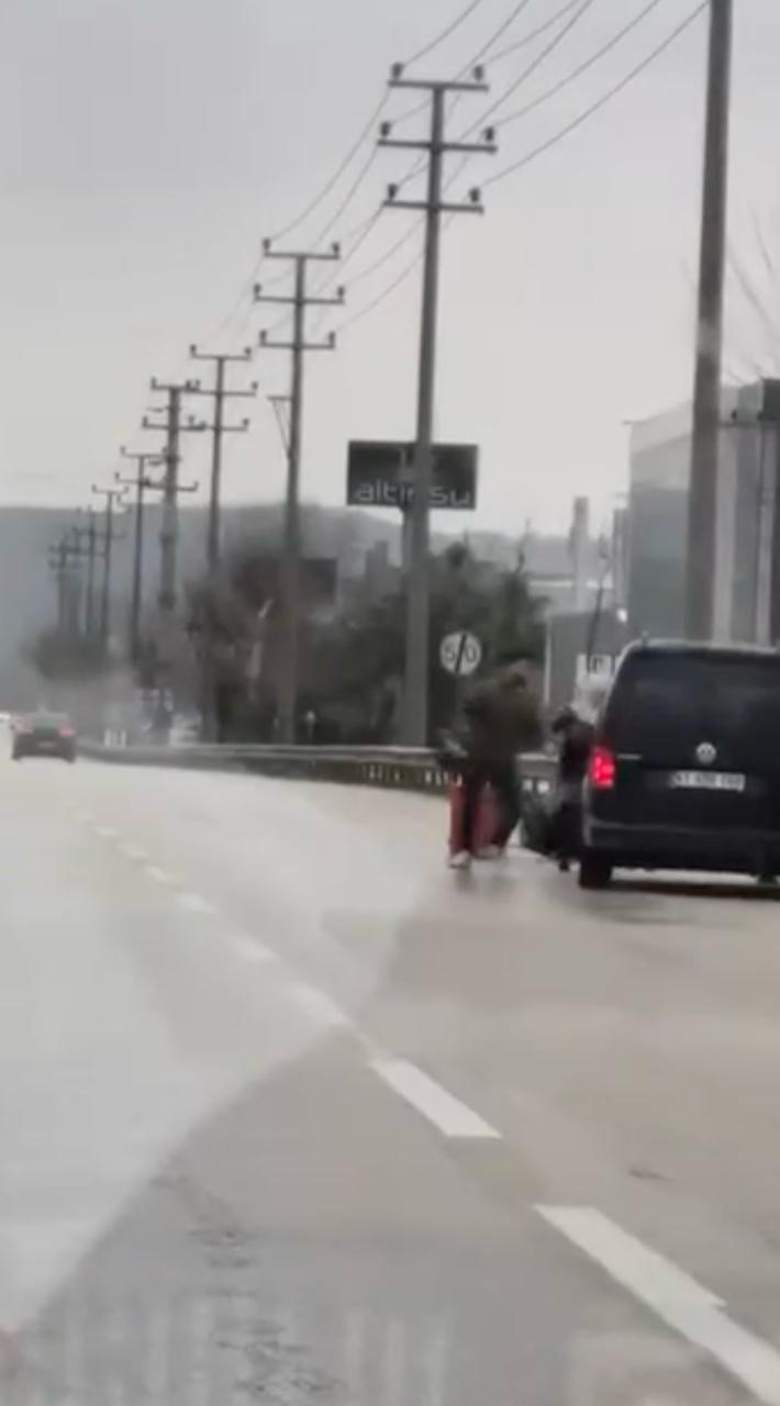 Bursa’da tartıştığı kuryeyi dövdü: O anlar kameraya yansıdı
Bursa’da tartıştığı kuryeyi dövdü: O anlar kameraya yansıdı