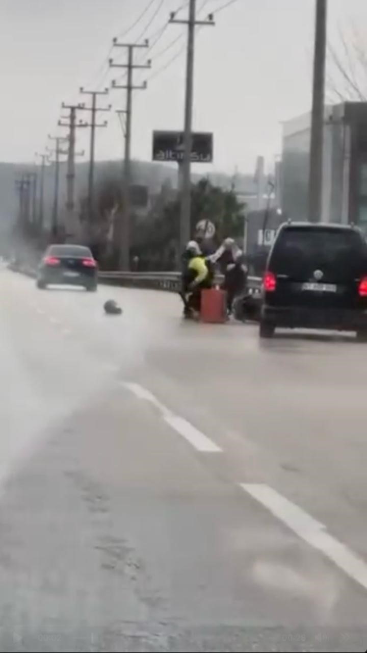 Bursa’da tartıştığı kuryeyi dövdü: O anlar kameraya yansıdı
Bursa’da tartıştığı kuryeyi dövdü: O anlar kameraya yansıdı