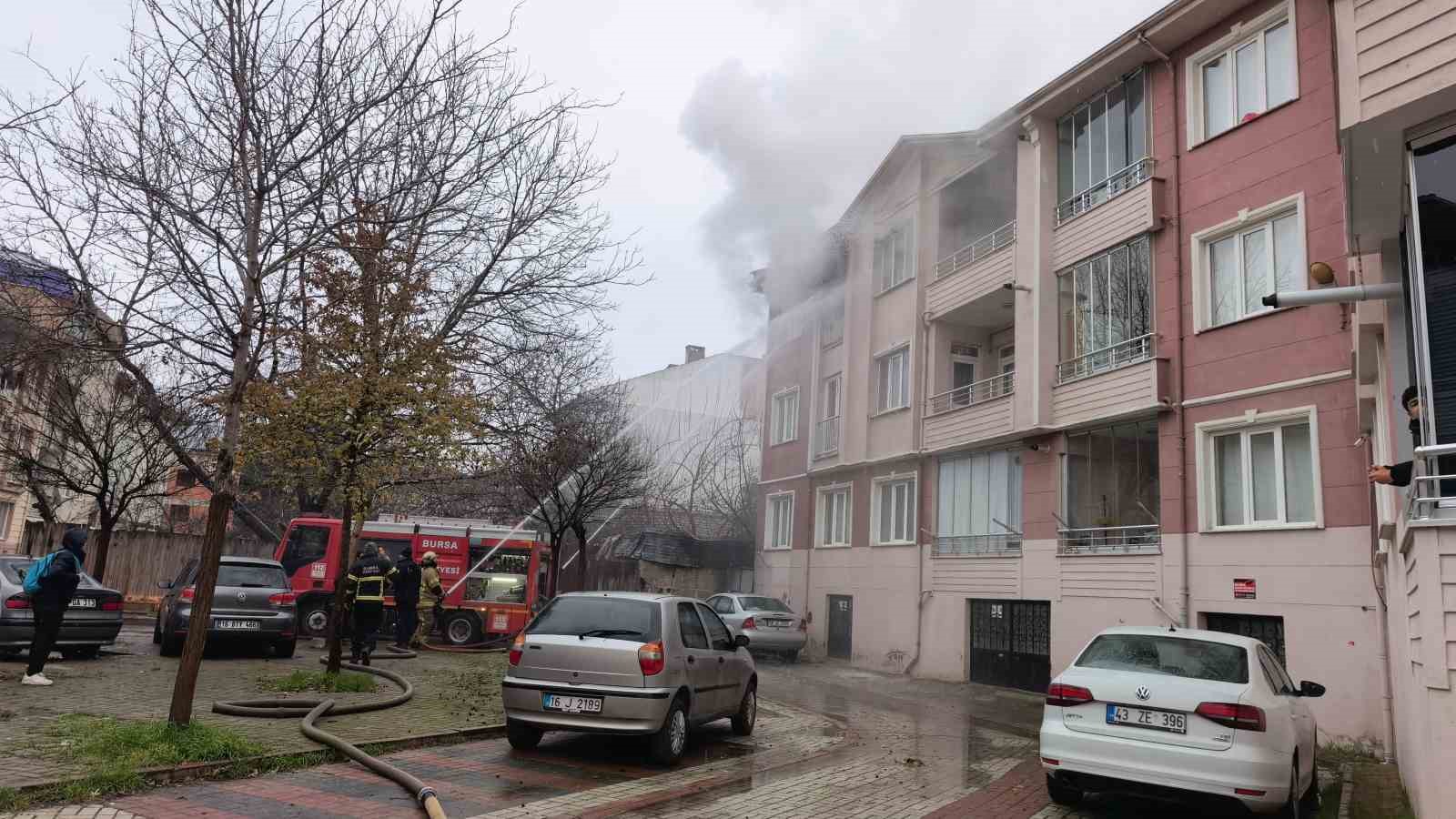 Bursa’da yangında can pazarı...Çocuklar tahliye edildi, kediler kurtarıldı
