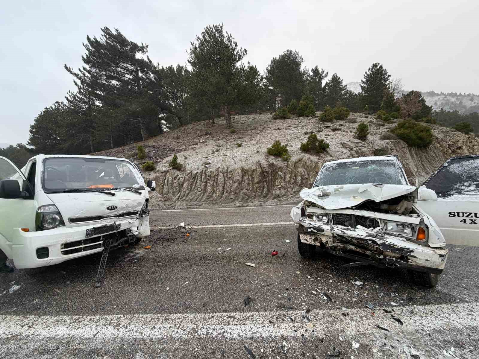 Buzlanma nedeniyle arazi aracıyla kamyonet çarpıştı: 2 yaralı
