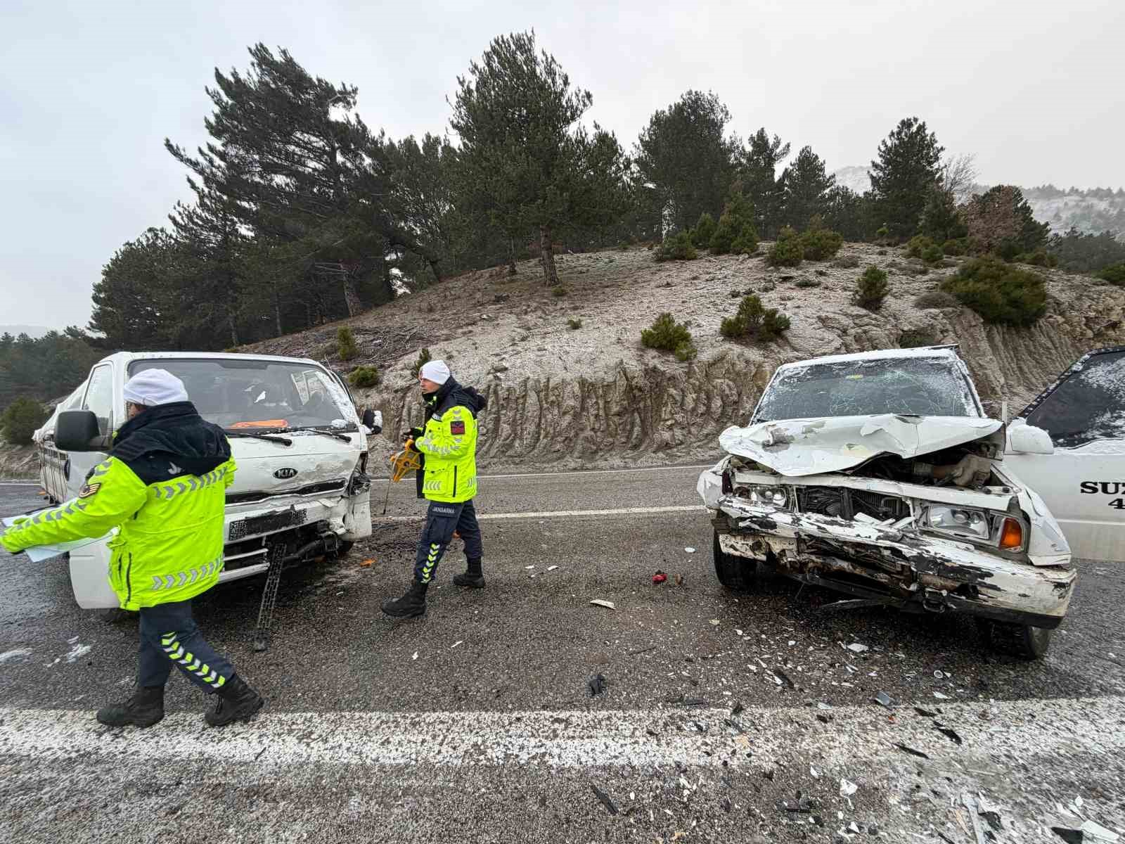 Buzlanma nedeniyle arazi aracıyla kamyonet çarpıştı: 2 yaralı
