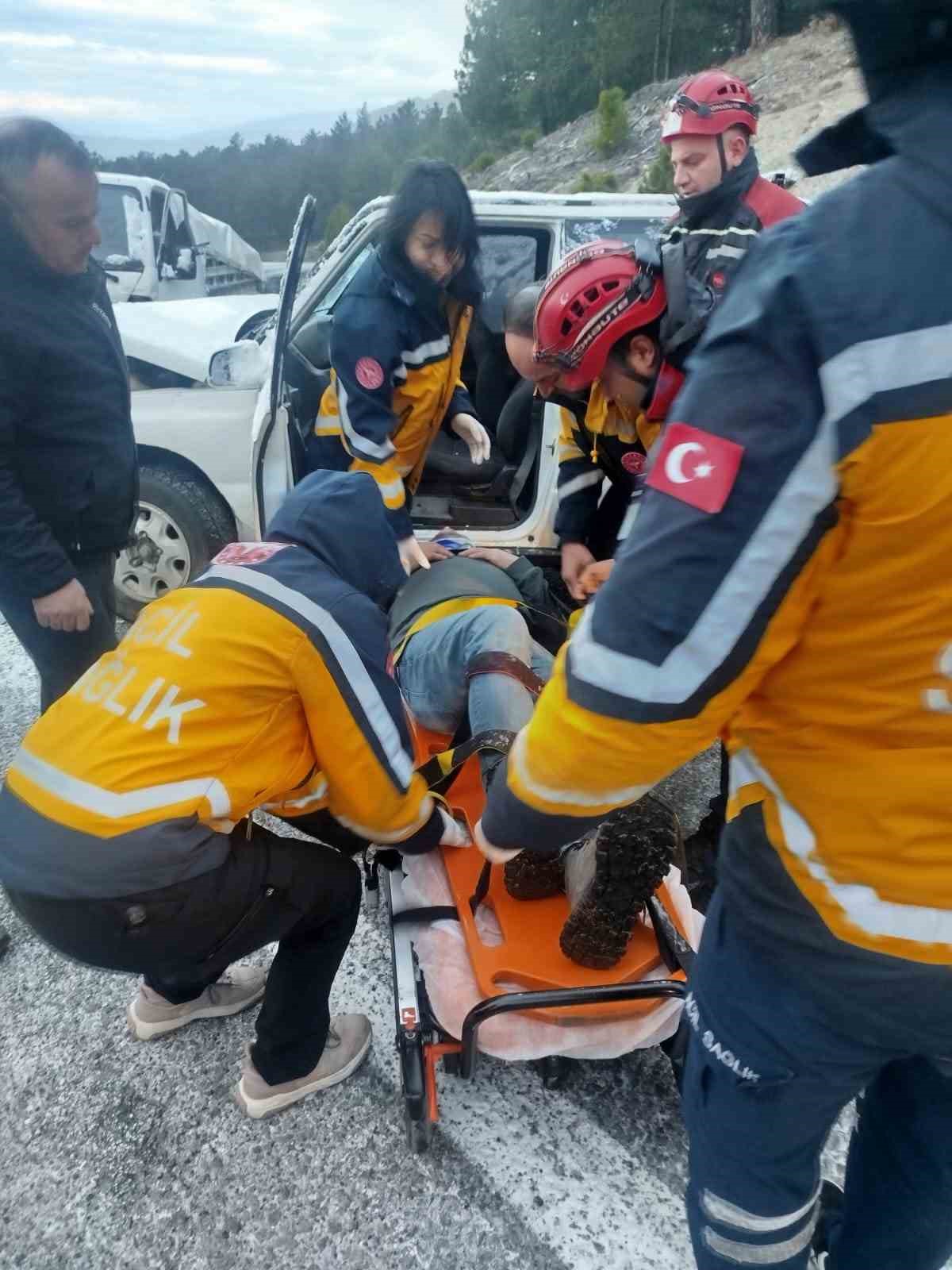 Buzlanma nedeniyle arazi aracıyla kamyonet çarpıştı: 2 yaralı
