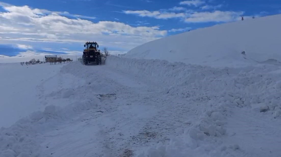Cenaze aracı yolda kaldı, iş makineleri kapanan yolu açtı
