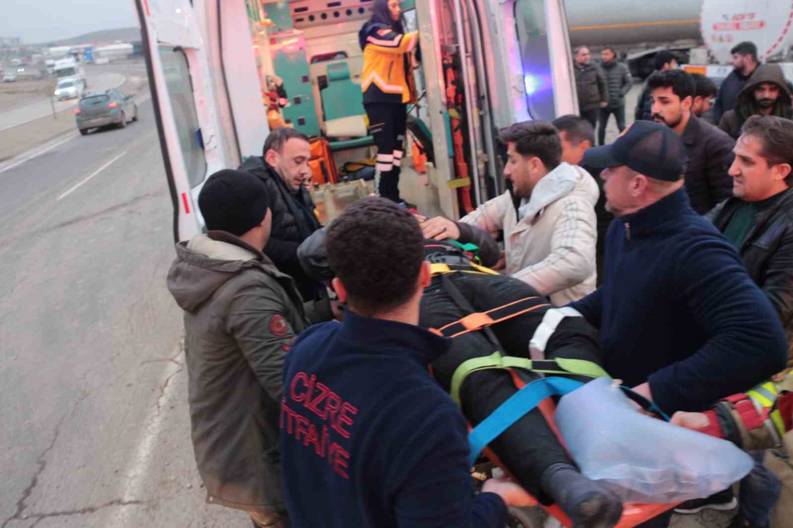 Cizre’de hafif ticari araç park halindeki tırın dorsesine çarptı: 1 yaralı
