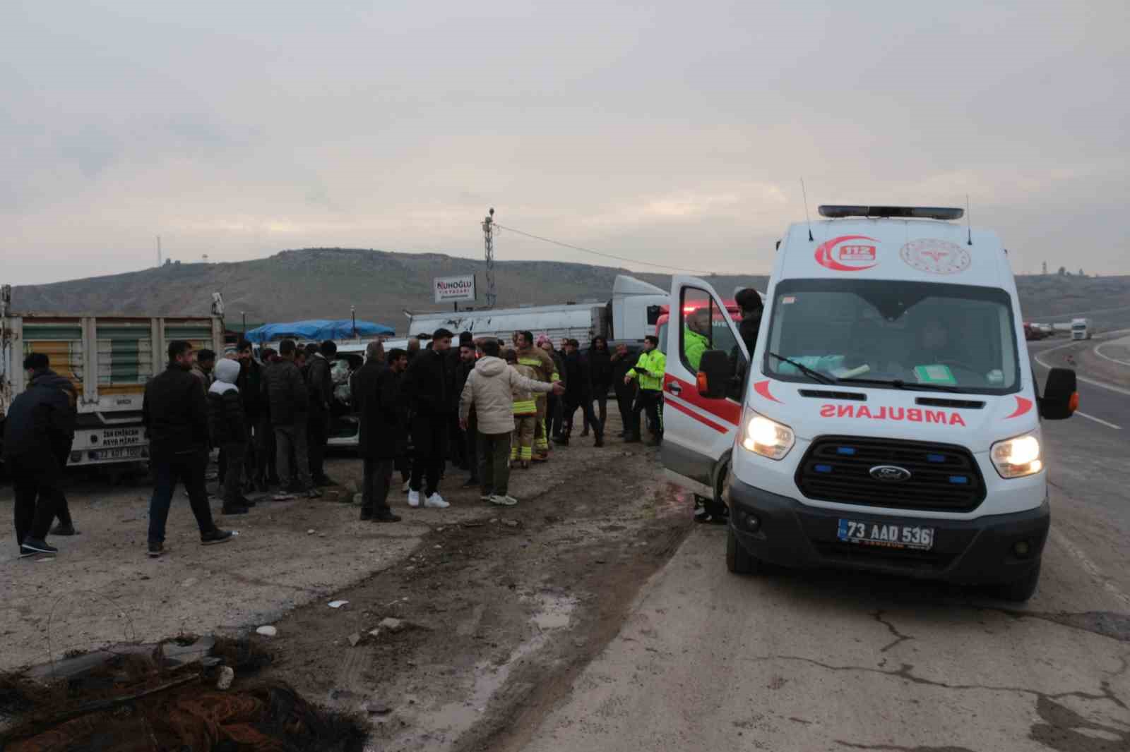 Cizre’de hafif ticari araç park halindeki tırın dorsesine çarptı: 1 yaralı
