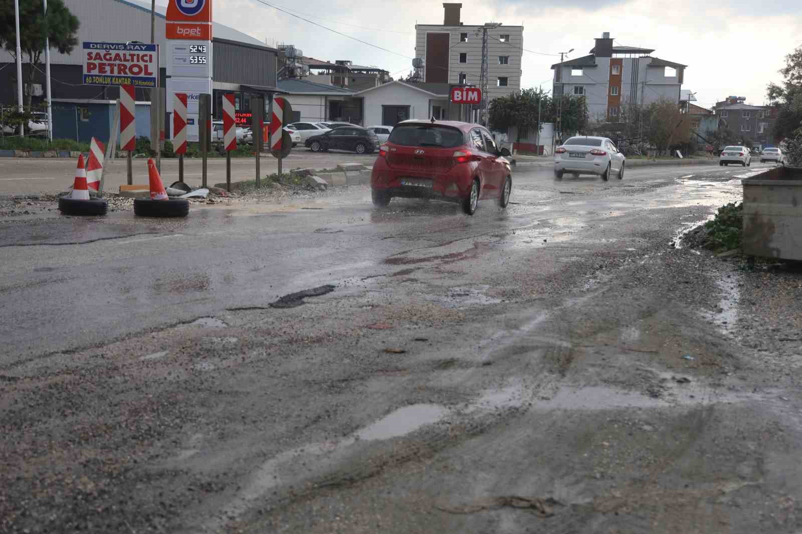Çukura düşen araçları durdurmaya çalıştı, başarısız oldu
