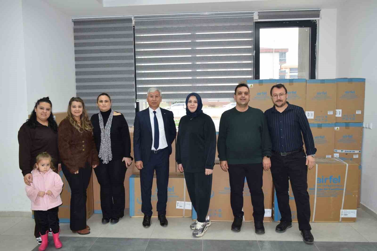 Dayanışmayla okula 26 adet klima kazandırıldı
