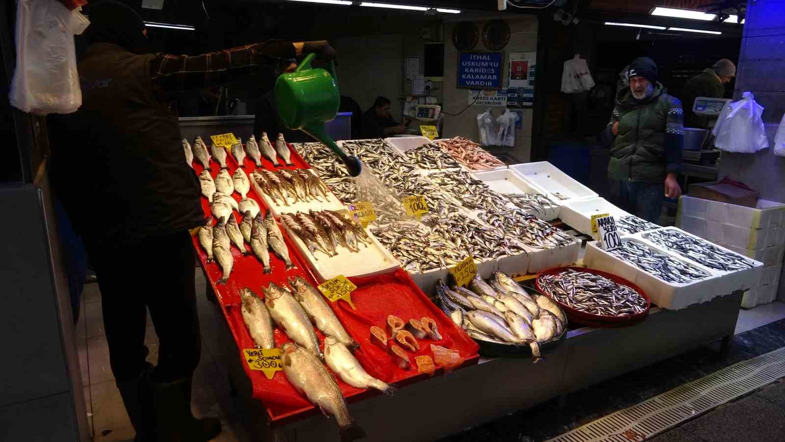 Denizdeki fırtına avını etkilese de balık fiyatlarını etkilemedi
