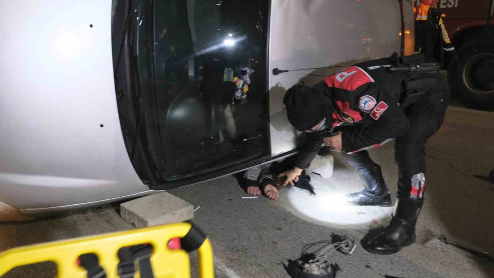 Devrilen otomobilin altında kalan sürücü itfaiye ekiplerince çıkarıldı
