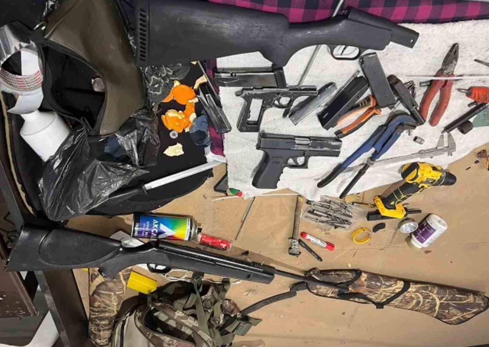 Dörtyol’da kaçak silah ve uyuşturucu operasyonu: 1 tutuklama
Dörtyol’da kaçak silah ve uyuşturucu operasyonu: 1 tutuklama