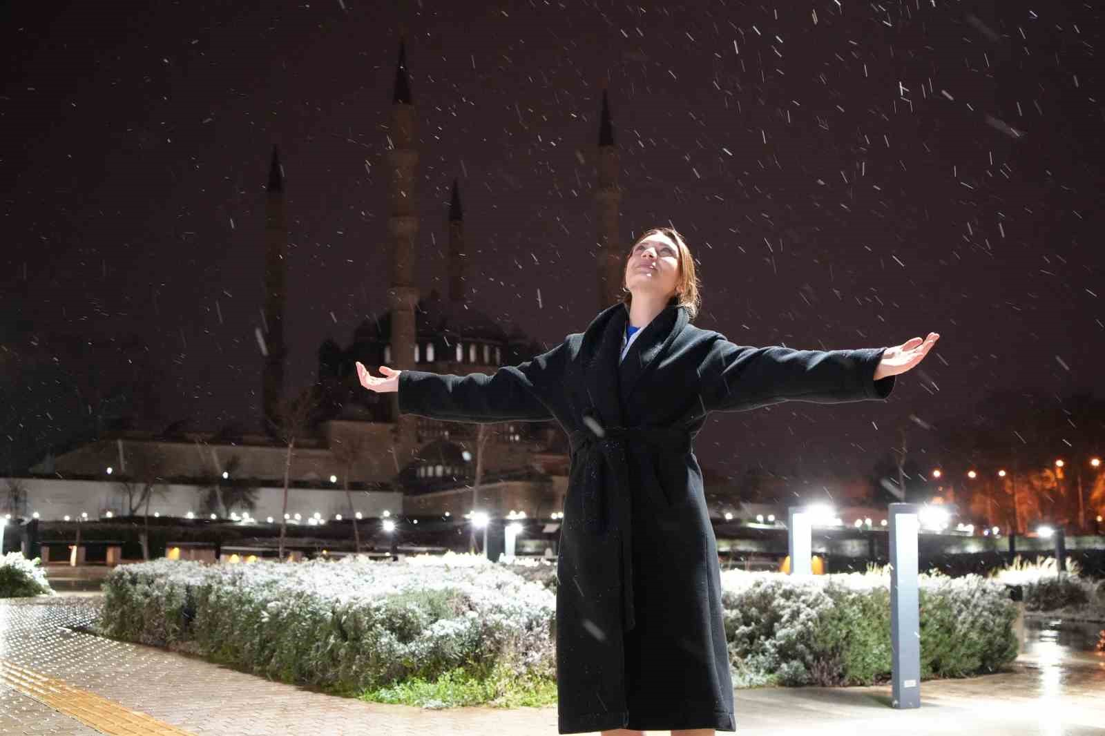 Edirne’de kar sevinci: Vatandaşlar beyaz örtünün tadını çıkardı
