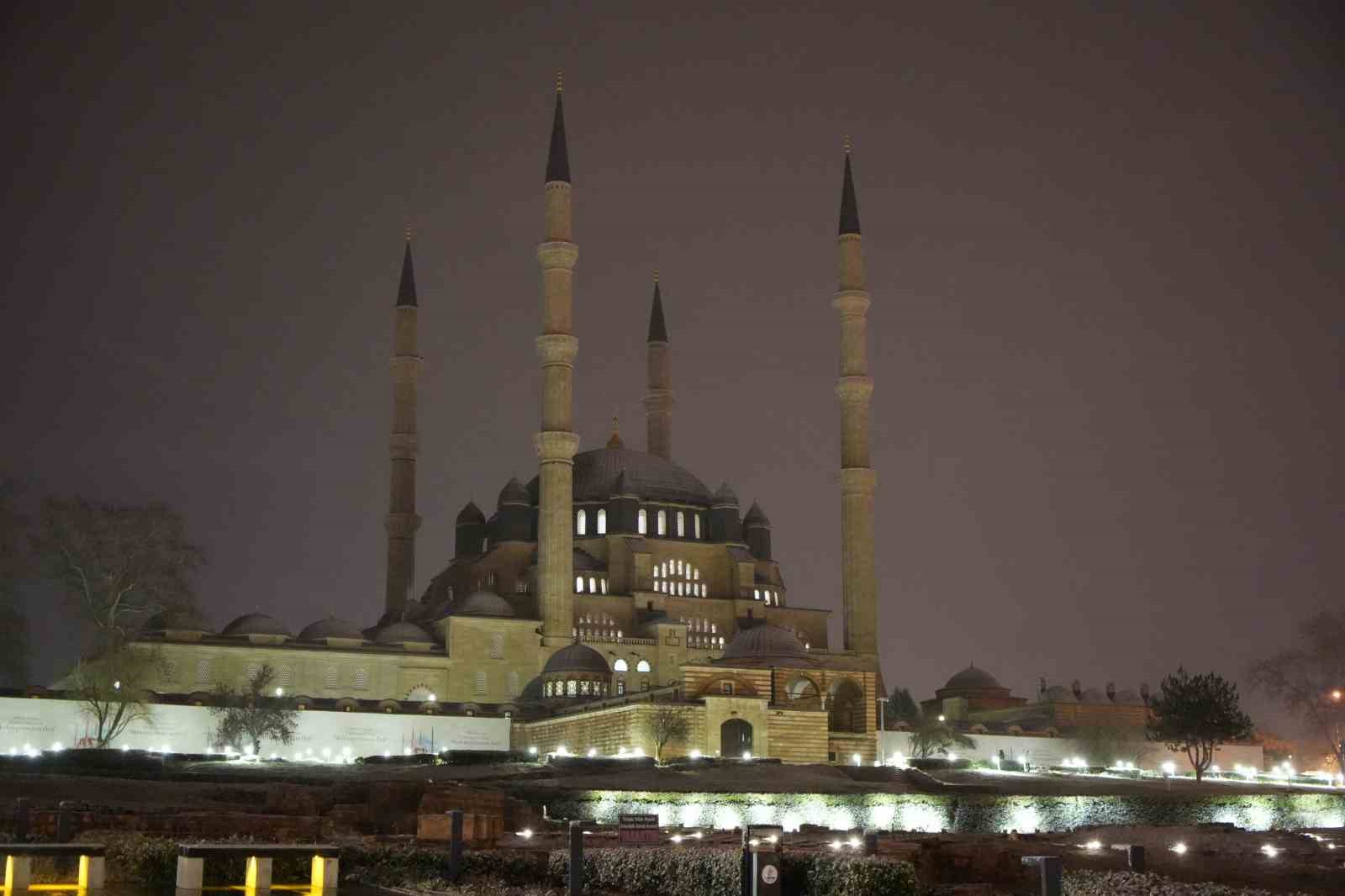 Edirne’de kar sevinci: Vatandaşlar beyaz örtünün tadını çıkardı
