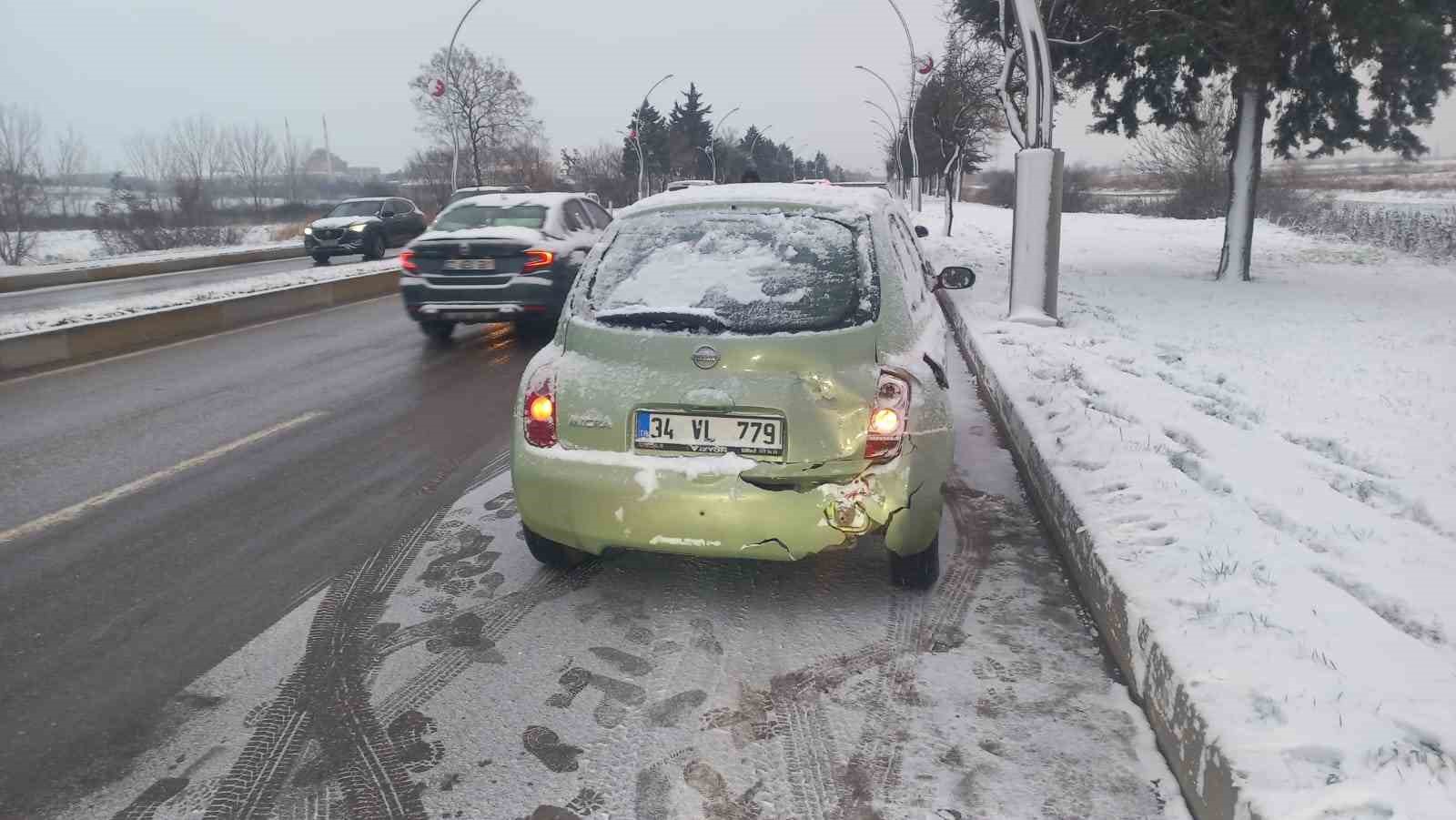 Edirne’de kar yağışında zincirleme kaza: 9 araç birbirine girdi
Edirne’de kar yağışında zincirleme kaza: 9 araç birbirine girdi