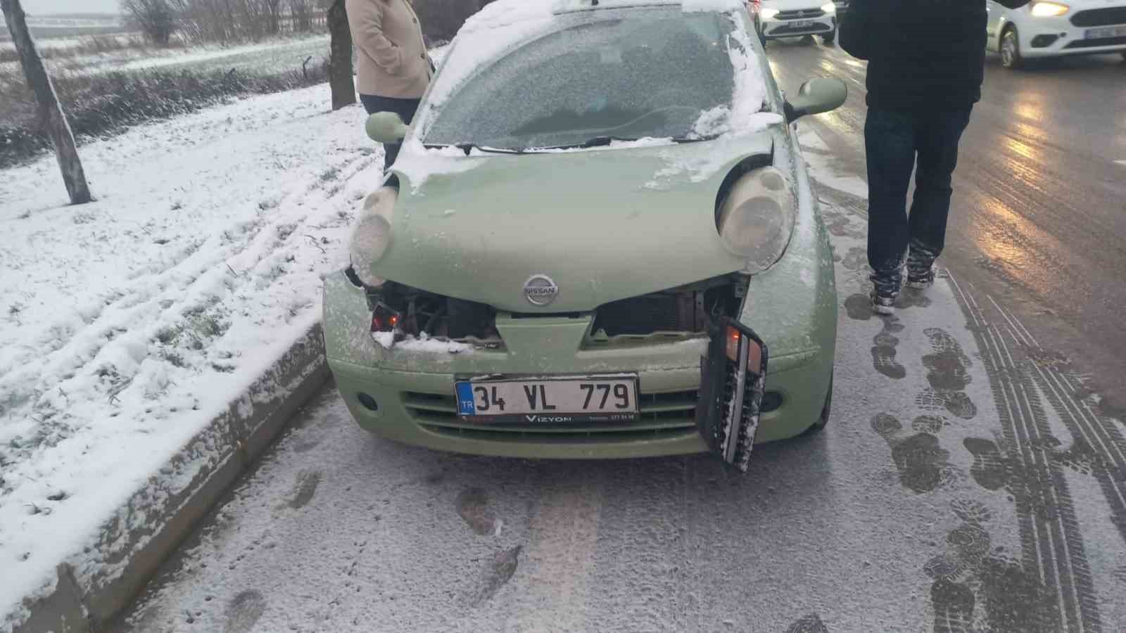 Edirne’de kar yağışında zincirleme kaza: 9 araç birbirine girdi
Edirne’de kar yağışında zincirleme kaza: 9 araç birbirine girdi