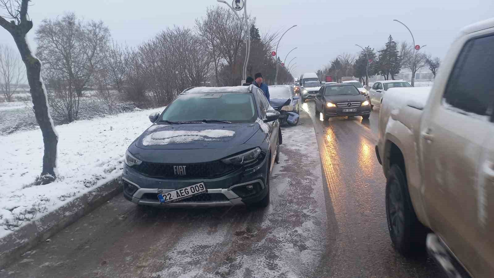Edirne’de kar yağışında zincirleme kaza: 9 araç birbirine girdi
Edirne’de kar yağışında zincirleme kaza: 9 araç birbirine girdi