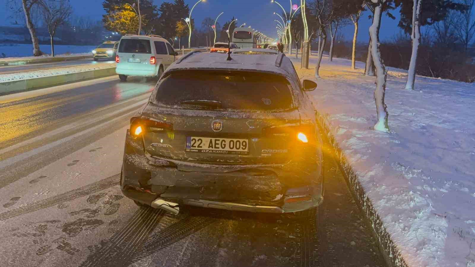 Edirne’de kar yağışında zincirleme kaza: 9 araç birbirine girdi
Edirne’de kar yağışında zincirleme kaza: 9 araç birbirine girdi