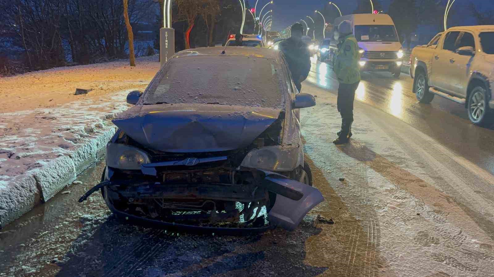 Edirne’de kar yağışında zincirleme kaza: 9 araç birbirine girdi
Edirne’de kar yağışında zincirleme kaza: 9 araç birbirine girdi