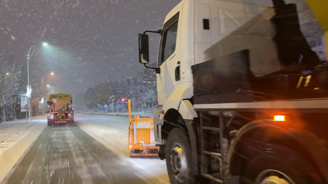 Elazığ Belediyesi, karla mücadele çalışmalarını sürdürüyor
