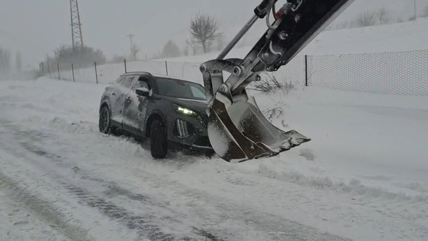 Elazığ’da karda mahsur kalan araçlar kurtarıldı
