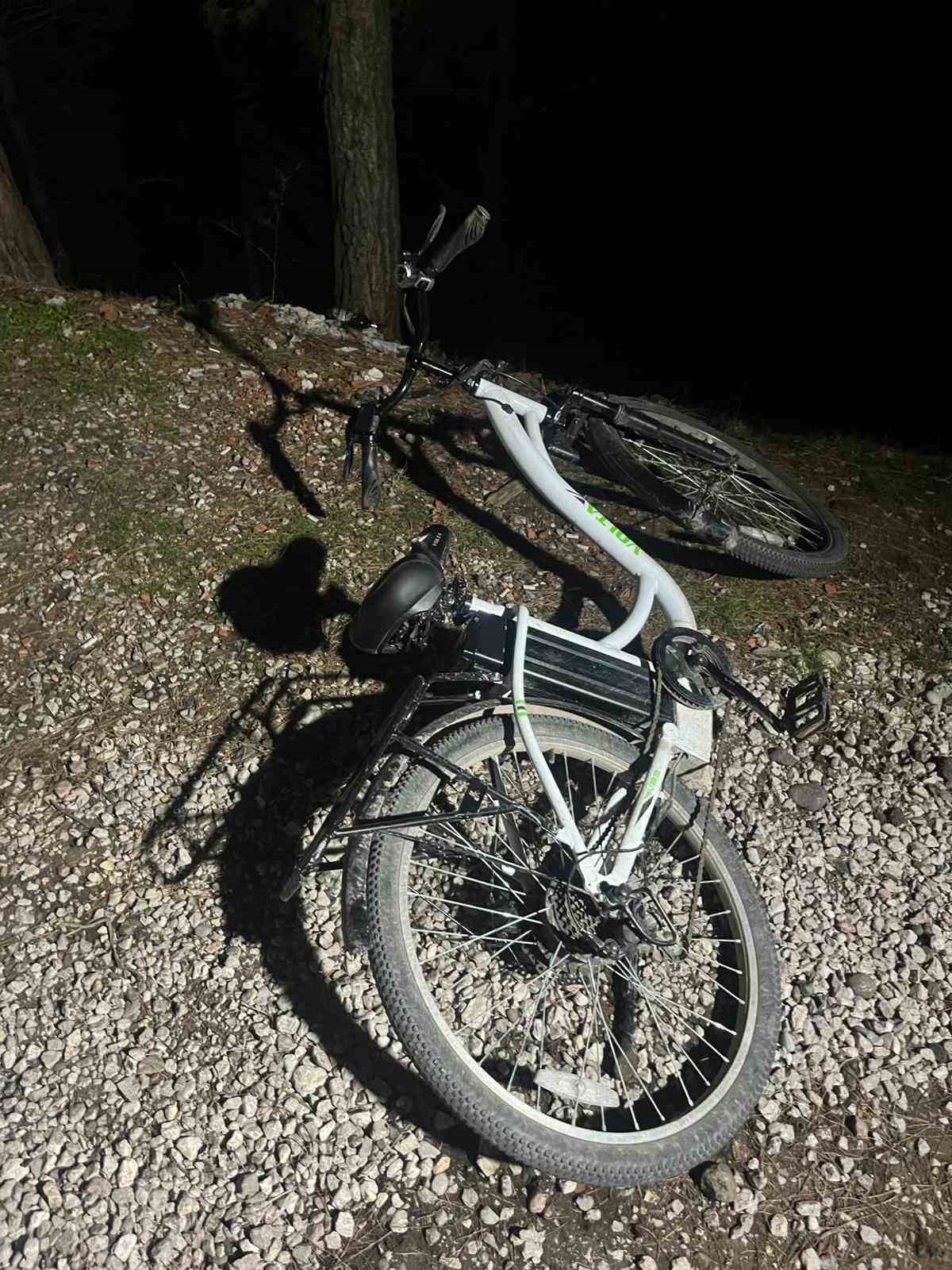 Elektrikli bisikletle uçuruma yuvarlanan genç hayatını kaybetti
