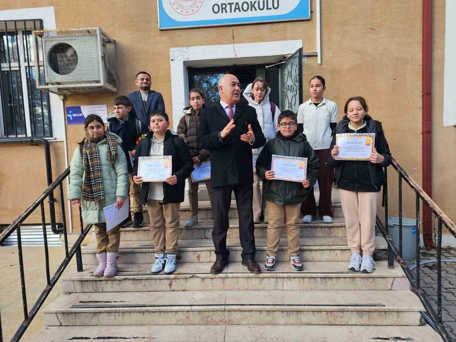 Emirdağ Ortaokulu’nun ‘Ayın Öğrencileri’ ödüllendirildi
